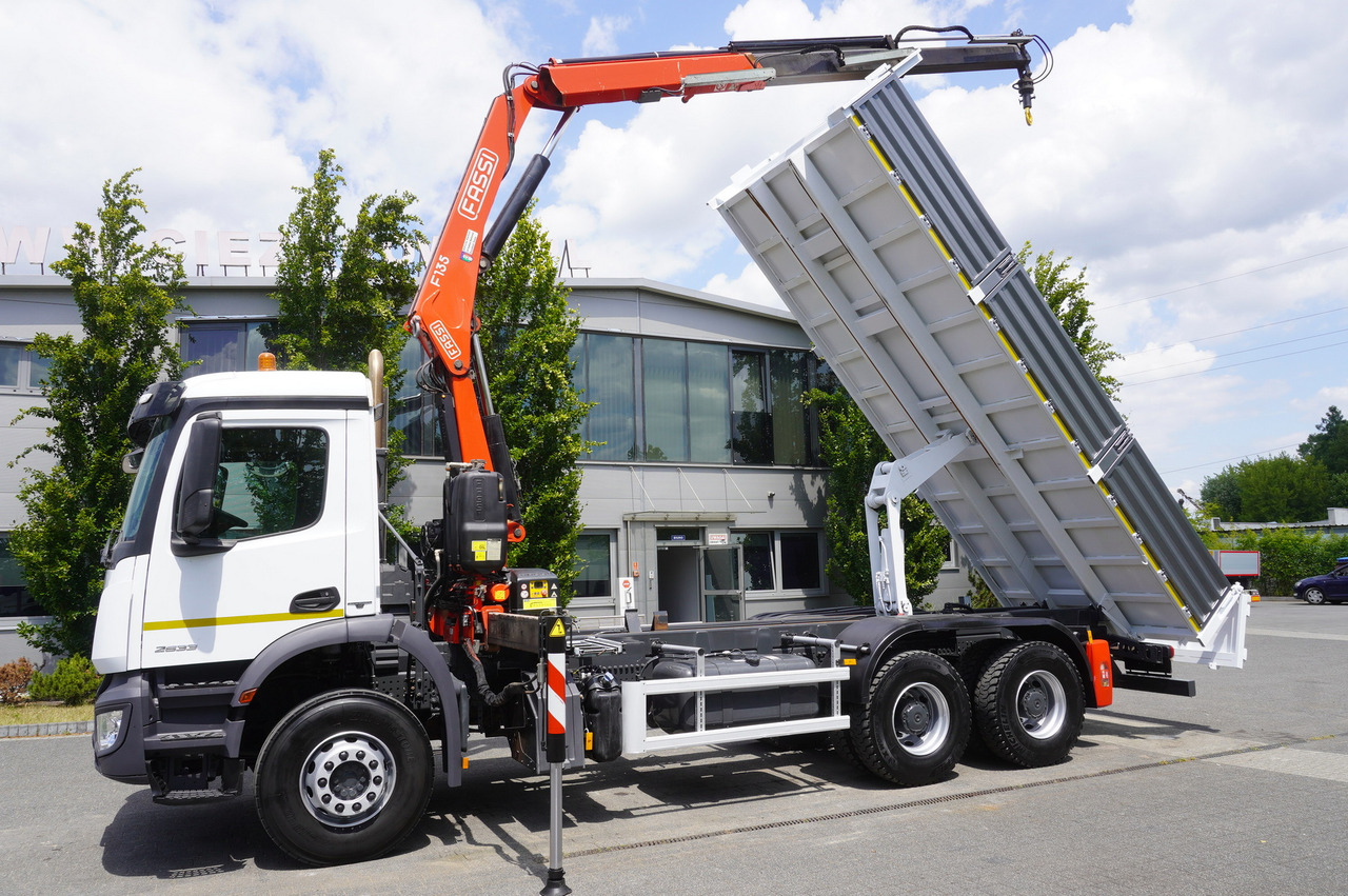 MERCEDES-BENZ AROCS 2633 6x4 / 5.5 T crane FASSI F135 / Tipper 15 EPAL - Truk jungkit, Truk derek: gambar 5 MERCEDES-BENZ AROCS 2633 6x4 / 5.5 T crane FASSI F135 / Tipper 15 EPAL - Truk jungkit, Truk derek: gambar 5