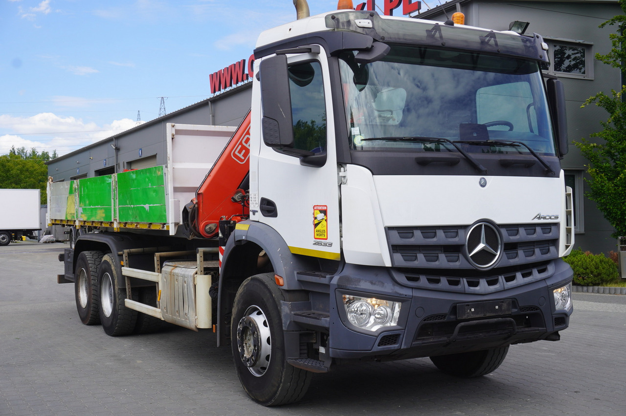 MERCEDES-BENZ AROCS 2633 6x4 / 5.5 T crane FASSI F135 / Tipper 15 EPAL - Truk flatbed, Truk derek: gambar 2 MERCEDES-BENZ AROCS 2633 6x4 / 5.5 T crane FASSI F135 / Tipper 15 EPAL - Truk flatbed, Truk derek: gambar 2