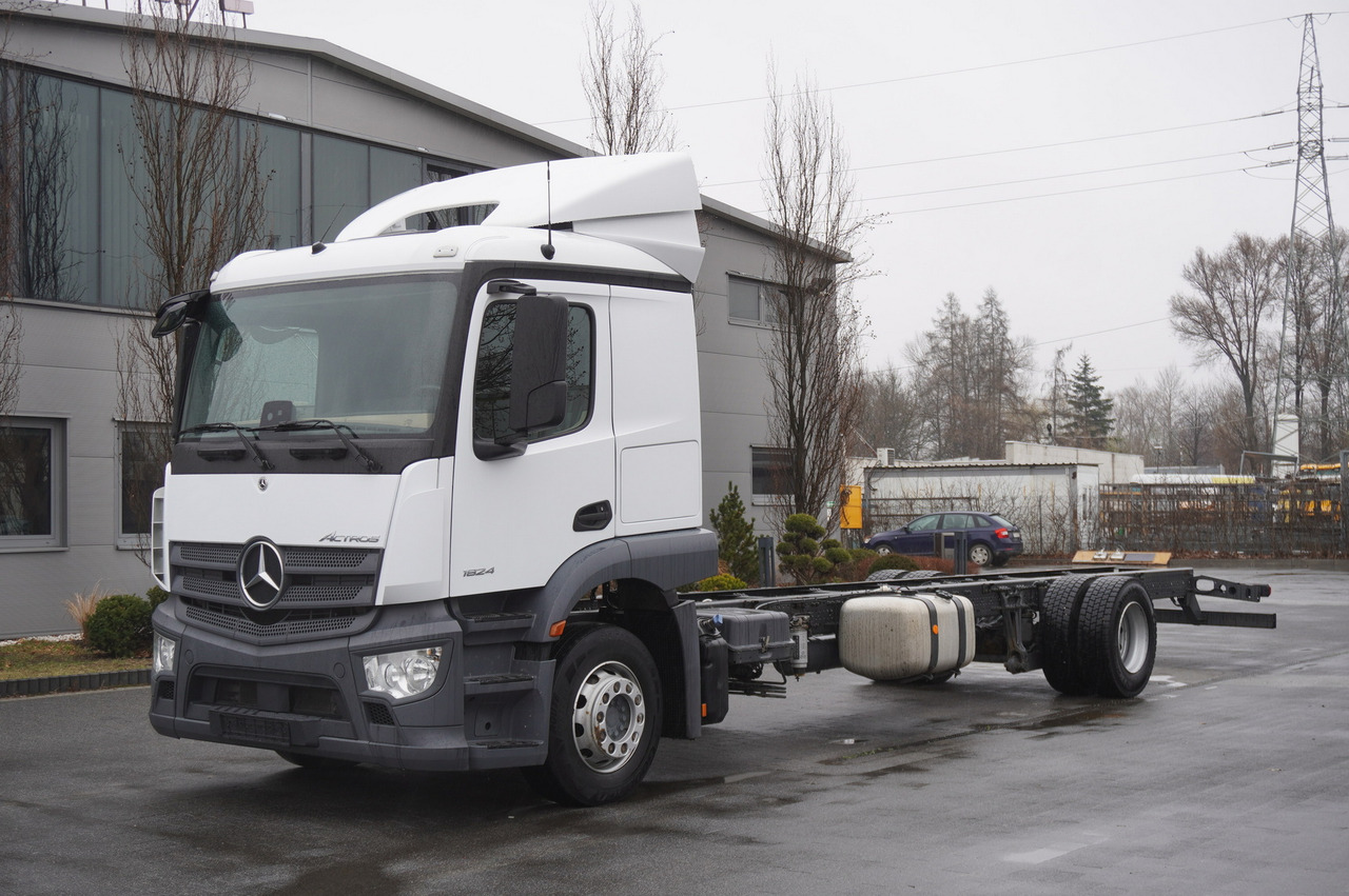 MERCEDES-BENZ Actros 1824 / 9.1 m chassis / sleeping cabin - Truk sasis: gambar 1 MERCEDES-BENZ Actros 1824 / 9.1 m chassis / sleeping cabin - Truk sasis: gambar 1