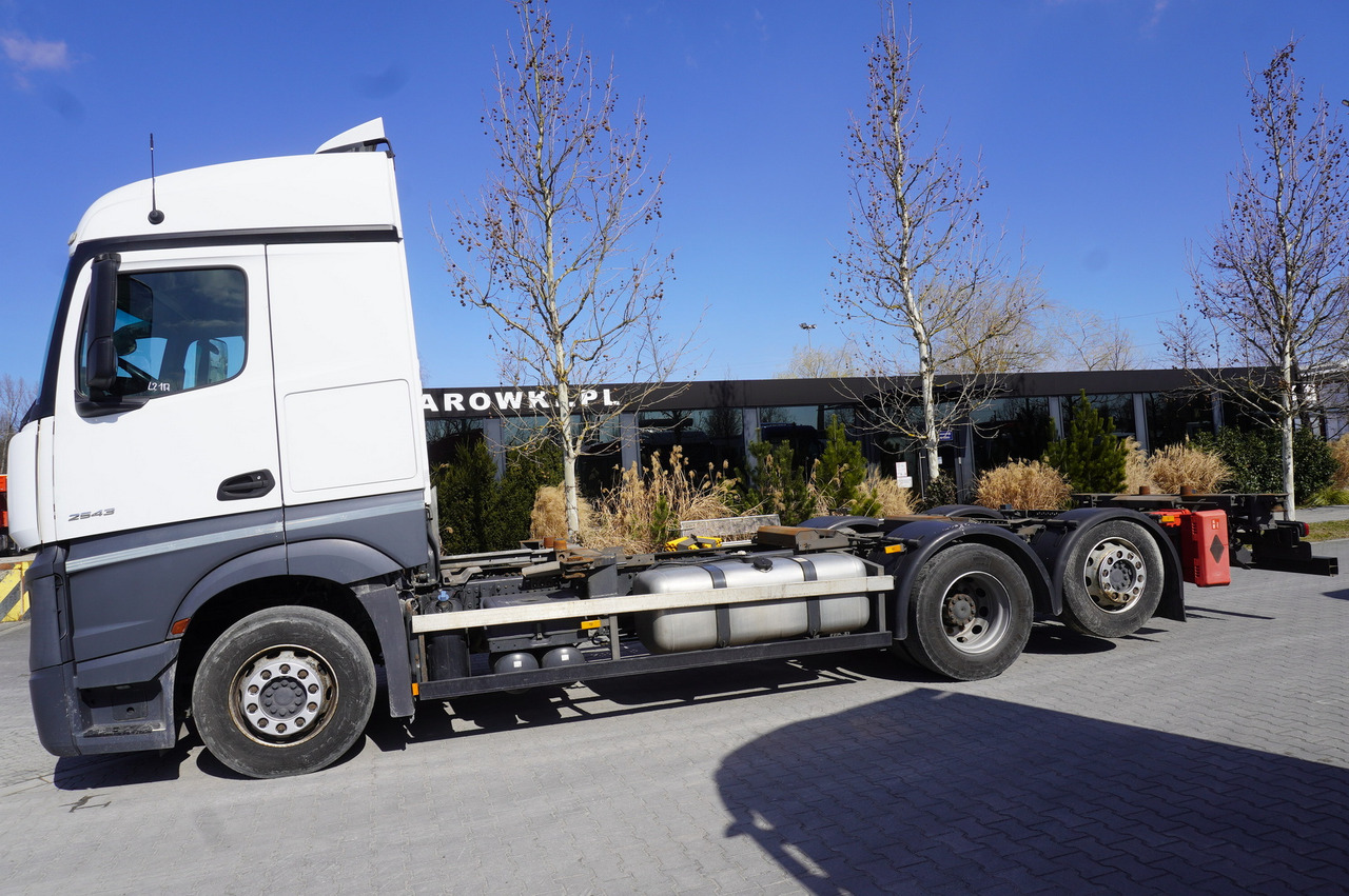 MERCEDES-BENZ Actros 2543 / BDF / Retarder / sleeping cabin - Pengangkut kontainer/ Container truck: gambar 3 MERCEDES-BENZ Actros 2543 / BDF / Retarder / sleeping cabin - Pengangkut kontainer/ Container truck: gambar 3