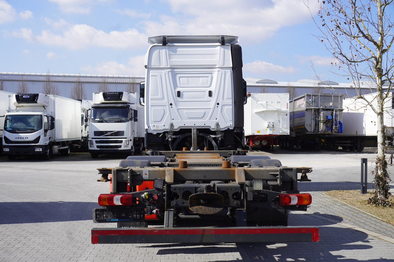 MERCEDES-BENZ Actros 2543 / BDF / Retarder / sleeping cabin - Pengangkut kontainer/ Container truck: gambar 4 MERCEDES-BENZ Actros 2543 / BDF / Retarder / sleeping cabin - Pengangkut kontainer/ Container truck: gambar 4