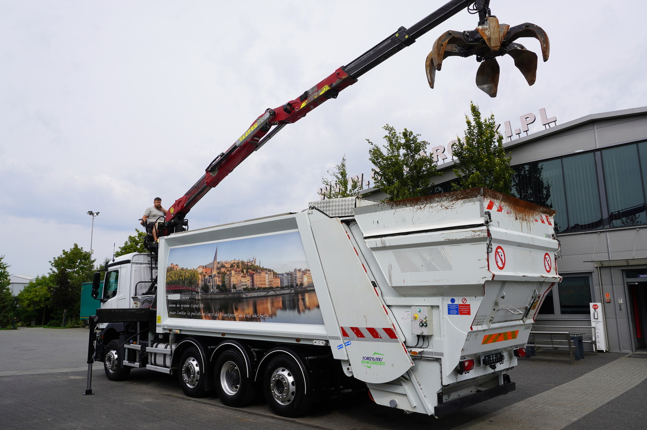 MERCEDES-BENZ Antos 3240 8x2 / Tajfun 5T crane / Farid Industries garbage truck/ 3 steered axles - Truk vakum: gambar 2 MERCEDES-BENZ Antos 3240 8x2 / Tajfun 5T crane / Farid Industries garbage truck/ 3 steered axles - Truk vakum: gambar 2