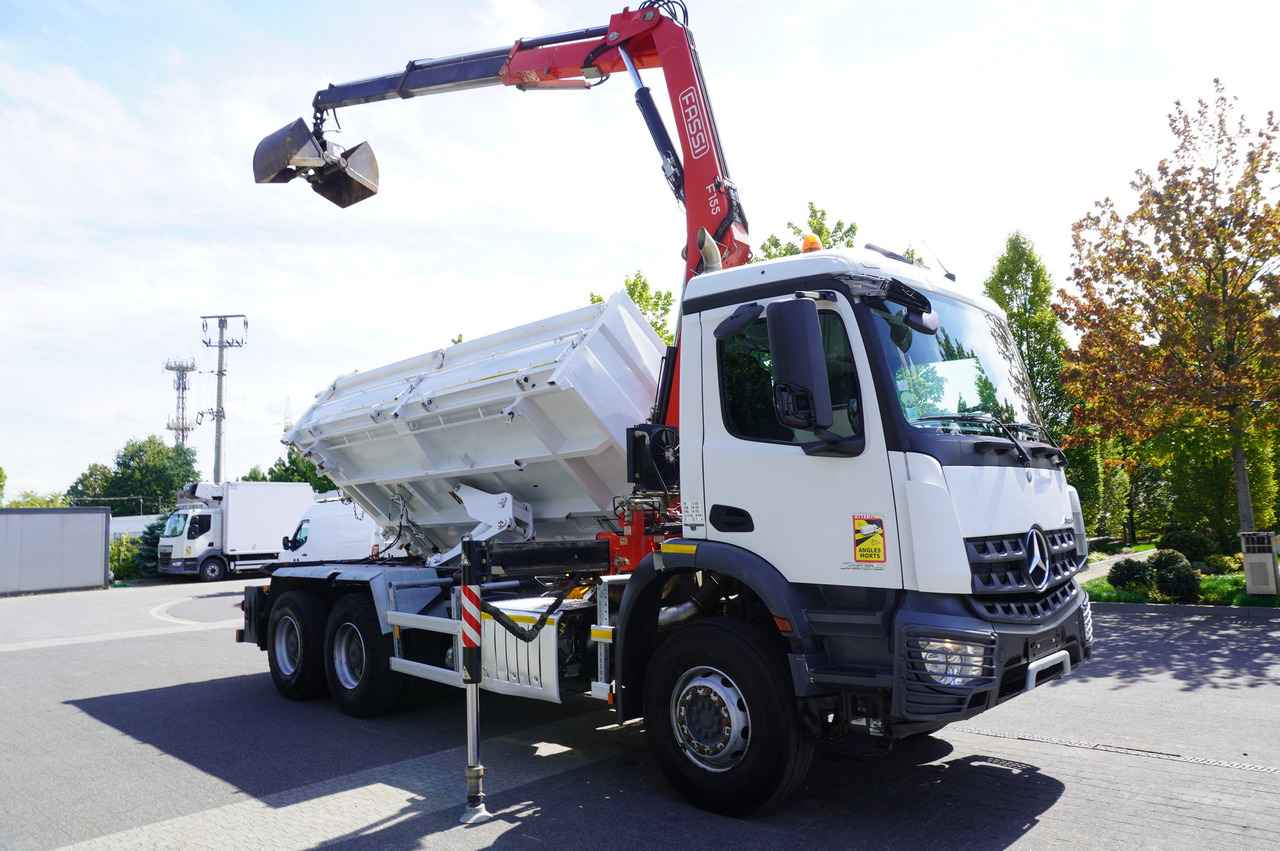 Truk derek MERCEDES-BENZ Arocs 2636 / 6x4 / HDS Fassi / 3-Way Tipper / Bortmatic: gambar 9 Truk derek MERCEDES-BENZ Arocs 2636 / 6x4 / HDS Fassi / 3-Way Tipper / Bortmatic: gambar 9