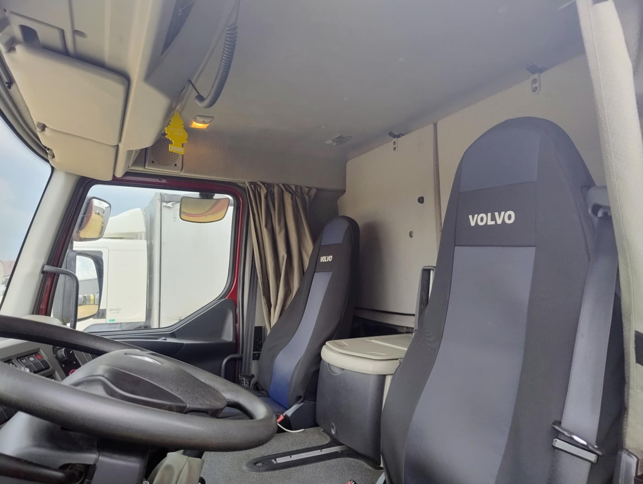 RENAULT Midlum 300 / Curtain 18 EPAL / Sleeping cab - Truk dengan terpal samping: gambar 4 RENAULT Midlum 300 / Curtain 18 EPAL / Sleeping cab - Truk dengan terpal samping: gambar 4
