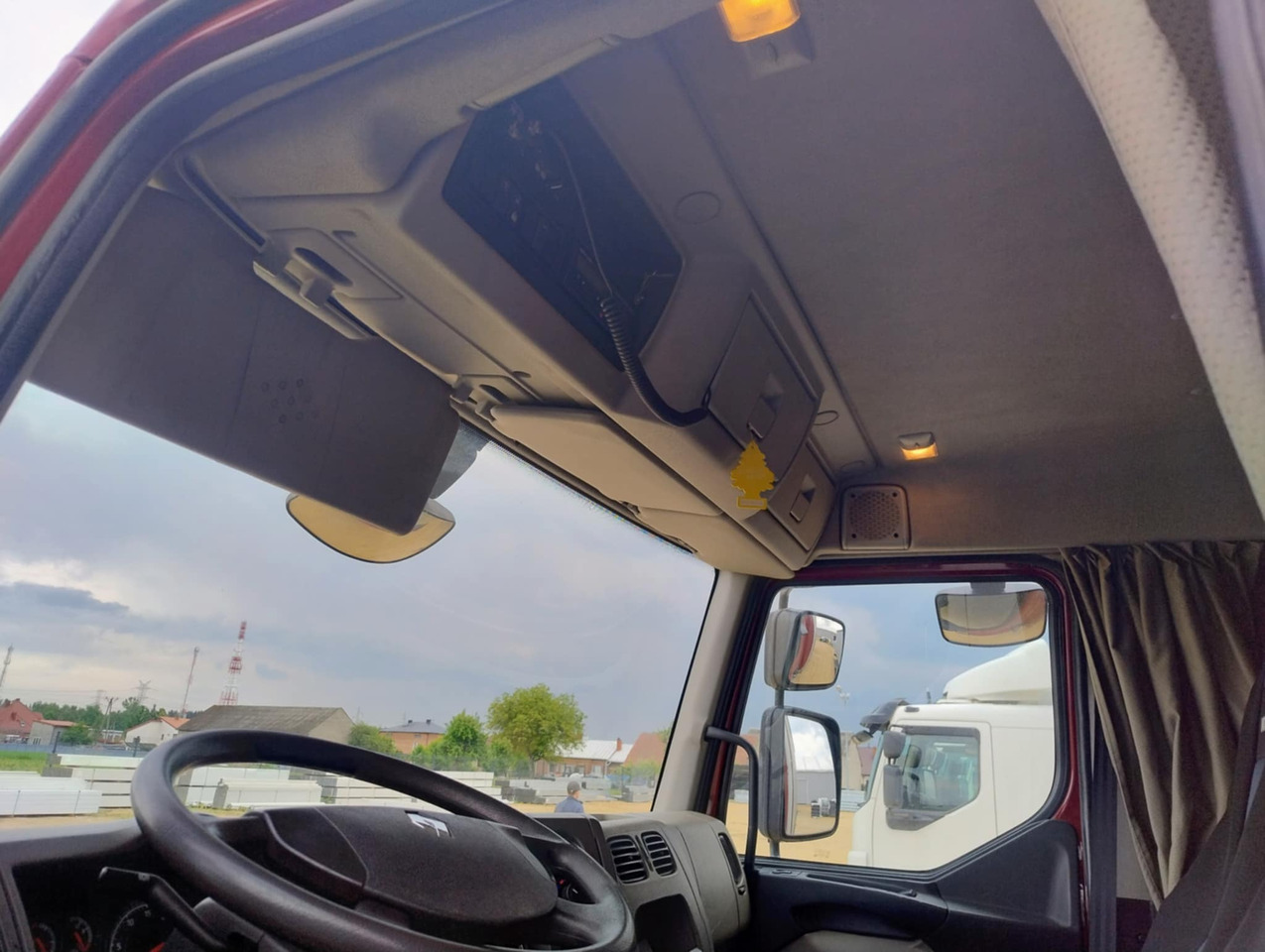 RENAULT Midlum 300 / Curtain 18 EPAL / Sleeping cab - Truk dengan terpal samping: gambar 5 RENAULT Midlum 300 / Curtain 18 EPAL / Sleeping cab - Truk dengan terpal samping: gambar 5