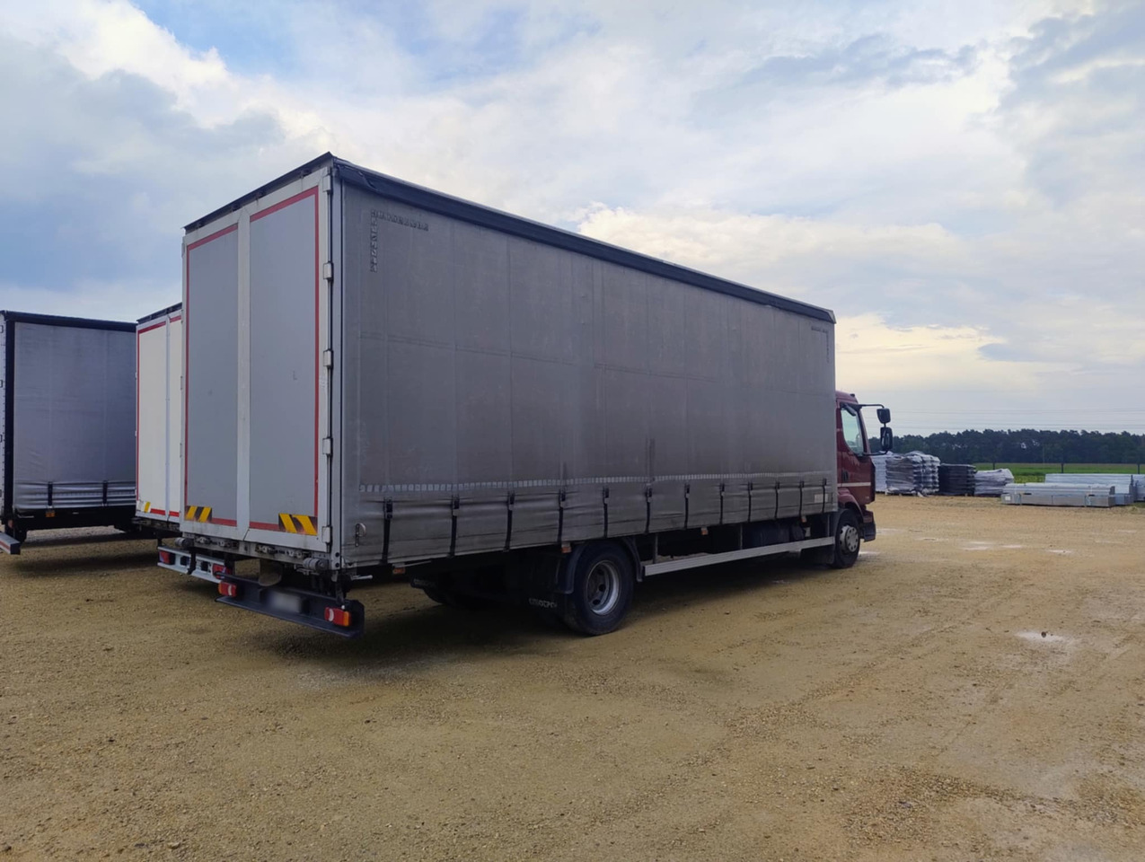 RENAULT Midlum 300 / Curtain 18 EPAL / Sleeping cab - Truk dengan terpal samping: gambar 3 RENAULT Midlum 300 / Curtain 18 EPAL / Sleeping cab - Truk dengan terpal samping: gambar 3