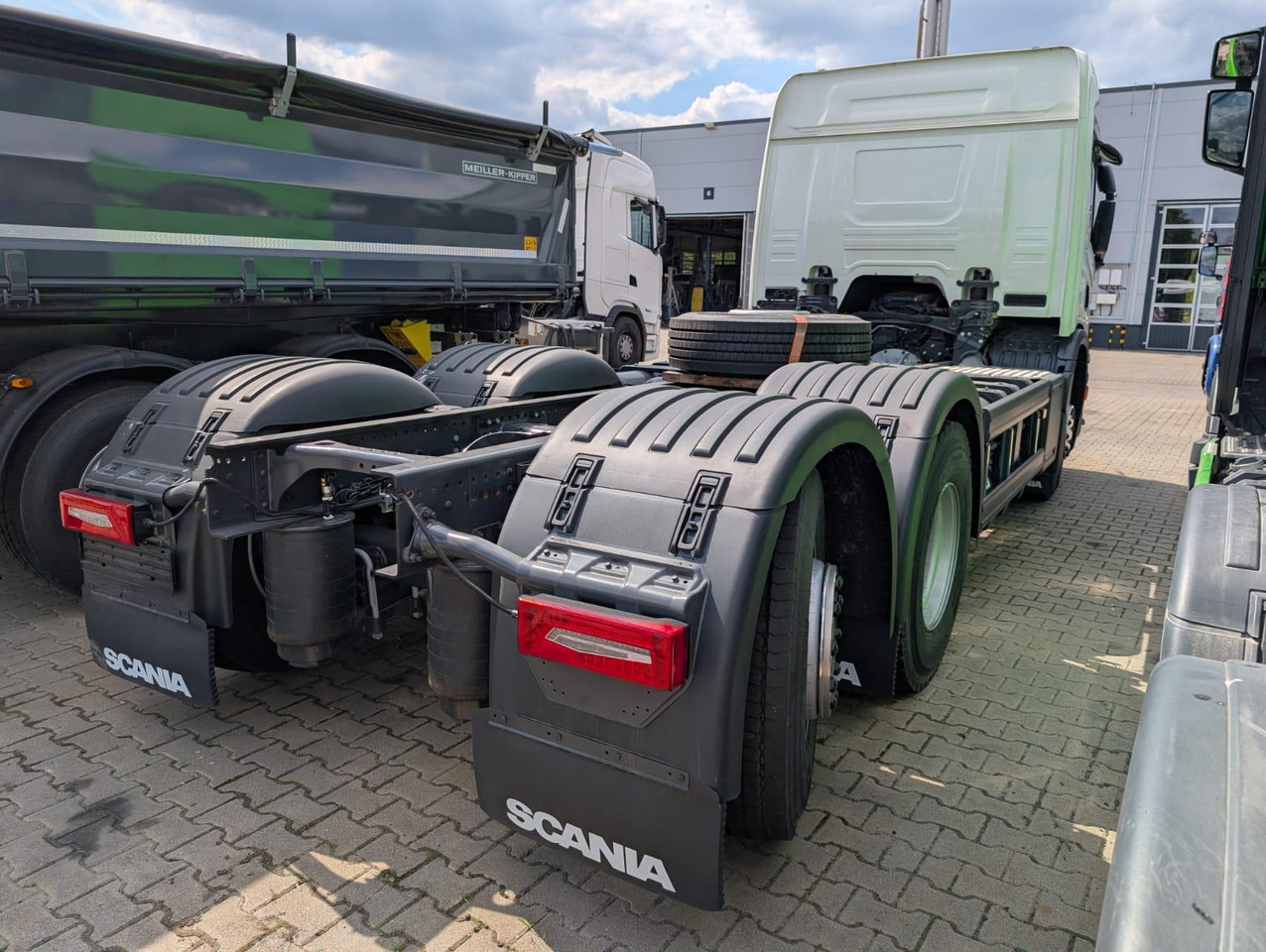 SCANIA P 340 B6x2*4NA / chassis frame / steering axle / CNG / large cab / 8 units - Truk sasis: gambar 3 SCANIA P 340 B6x2*4NA / chassis frame / steering axle / CNG / large cab / 8 units - Truk sasis: gambar 3