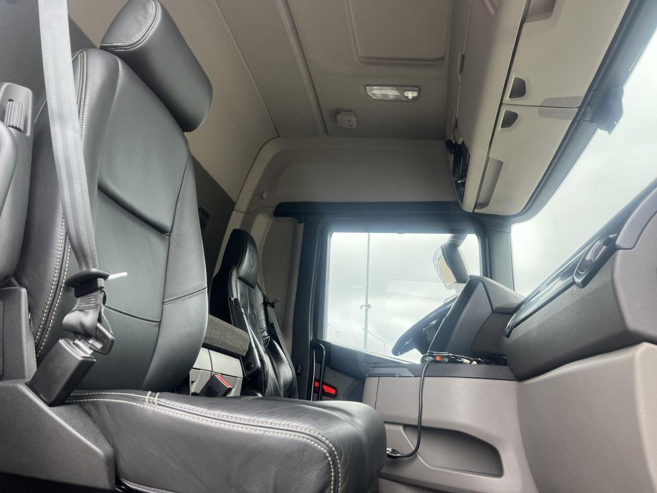 Truk sasis SCANIA R560 B8x4*4 / Chassis / sleeper cab / Power take-off: gambar 12