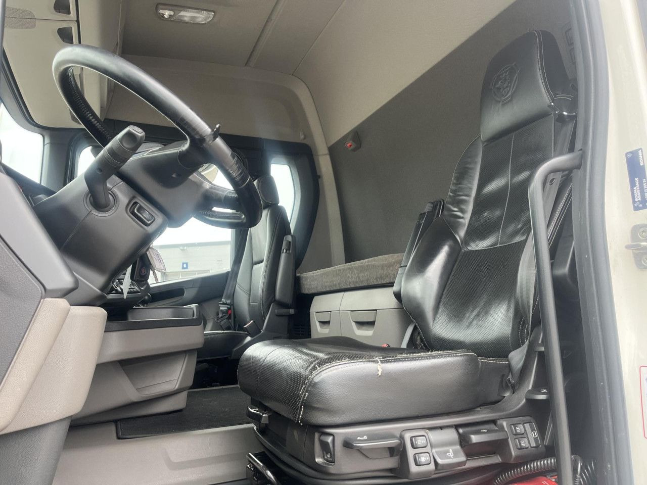 Truk sasis SCANIA R560 B8x4*4 / Chassis / sleeper cab / Power take-off: gambar 7