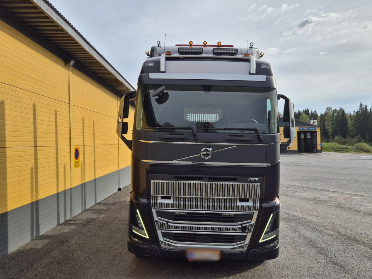 VOLVO FH 750 8x4 / 2 lifted axles / timber truck - Truk sasis: gambar 5 VOLVO FH 750 8x4 / 2 lifted axles / timber truck - Truk sasis: gambar 5