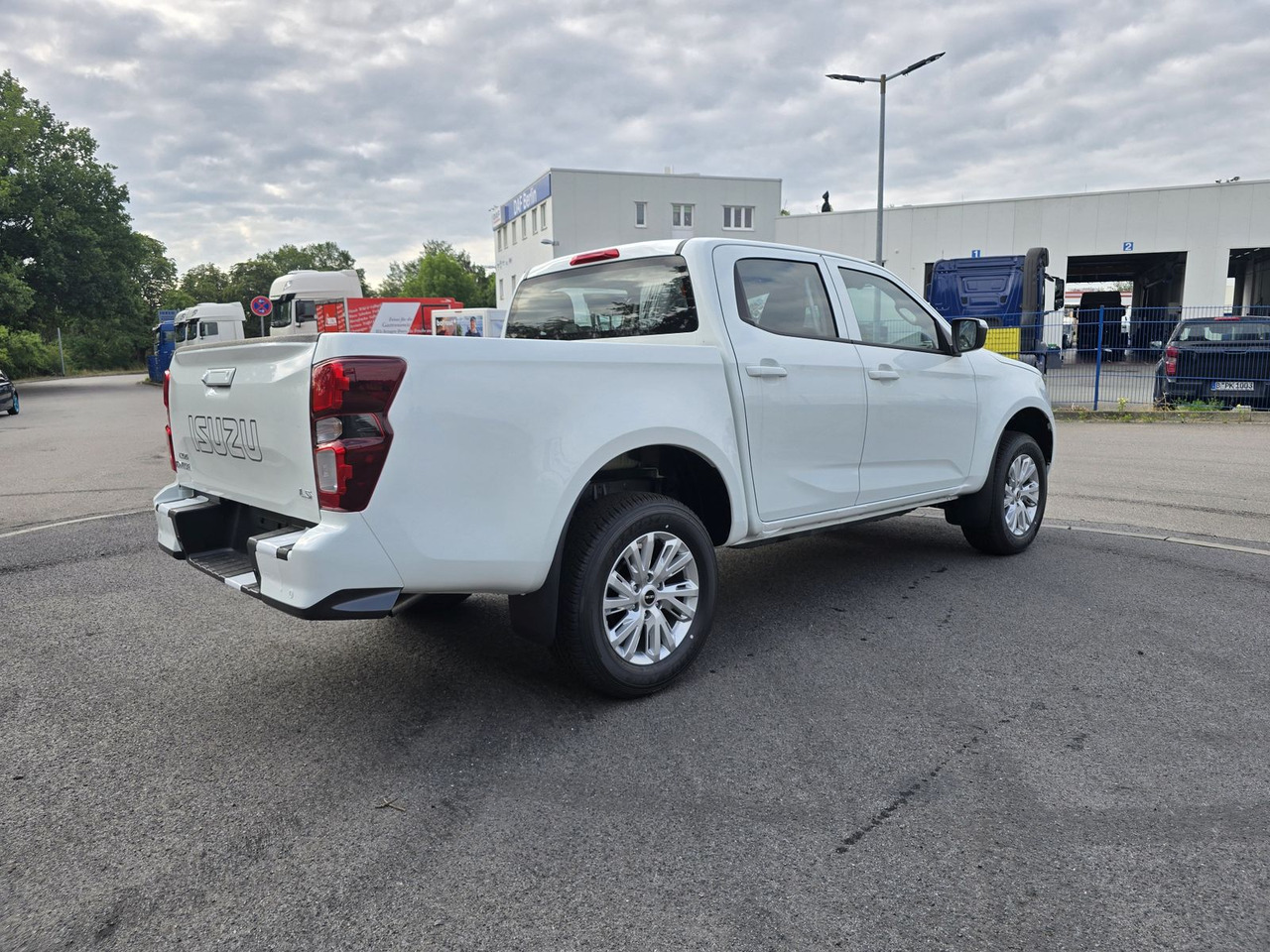 Isuzu PICK UP LS inkl. Ladeflächenausspritzung, 25er M - Mobil SUV: gambar 3 Isuzu PICK UP LS inkl. Ladeflächenausspritzung, 25er M - Mobil SUV: gambar 3