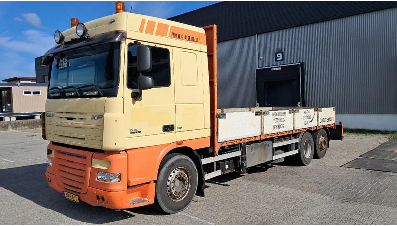 DAF XF 105 410 Spacecab 6x2 Euro 5 - Truk flatbed: gambar 1 DAF XF 105 410 Spacecab 6x2 Euro 5 - Truk flatbed: gambar 1