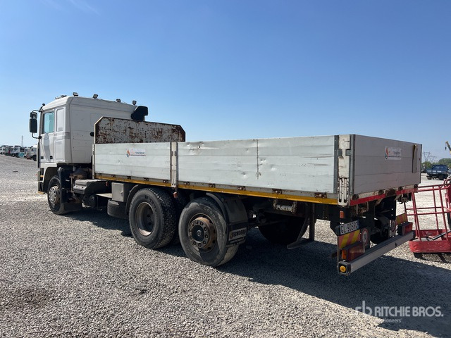 1992 Volvo F12 6x2 (Inoperable) Flatbed Truck - Truk flatbed: gambar 4 1992 Volvo F12 6x2 (Inoperable) Flatbed Truck - Truk flatbed: gambar 4