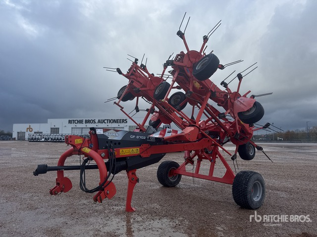 2013 Kuhn GF 8702 TG2 8.7 m Semi-Mount 8 Rotor Faneuse Hay Tedder - Tedder/ Menyapu: gambar 1 2013 Kuhn GF 8702 TG2 8.7 m Semi-Mount 8 Rotor Faneuse Hay Tedder - Tedder/ Menyapu: gambar 1