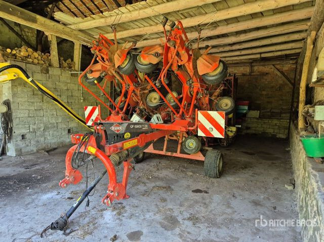 2015 Kuhn GF 10802 T 10.8 m Semi-Mount 10 Rotor Hay Tedder - Mesin pemotong chopper/ Mulcher: gambar 2 2015 Kuhn GF 10802 T 10.8 m Semi-Mount 10 Rotor Hay Tedder - Mesin pemotong chopper/ Mulcher: gambar 2
