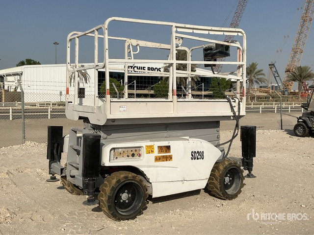 2004 Haulotte Compact 12DX 4x4 Diesel Scissor Lift - Scissor lifts: gambar 2 2004 Haulotte Compact 12DX 4x4 Diesel Scissor Lift - Scissor lifts: gambar 2