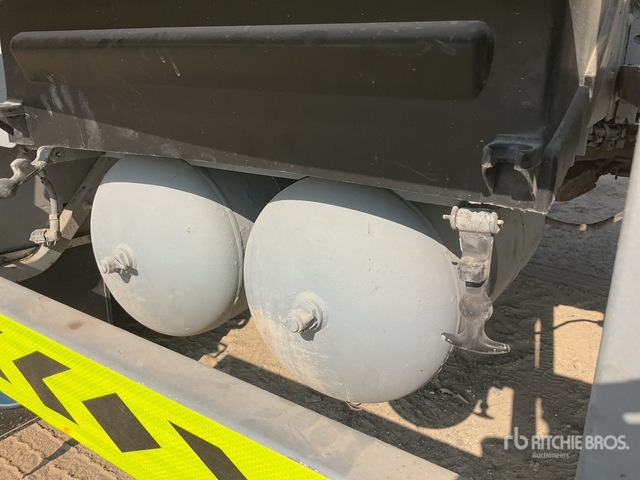 2005 Volvo FM12-380 6x4 T/A Dump Truck - Truk jungkit: gambar 4 2005 Volvo FM12-380 6x4 T/A Dump Truck - Truk jungkit: gambar 4