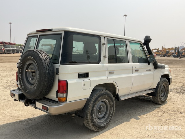 2011 Toyota Land Cruiser LX 76R 4x4 SUV - Mobil SUV: gambar 3 2011 Toyota Land Cruiser LX 76R 4x4 SUV - Mobil SUV: gambar 3