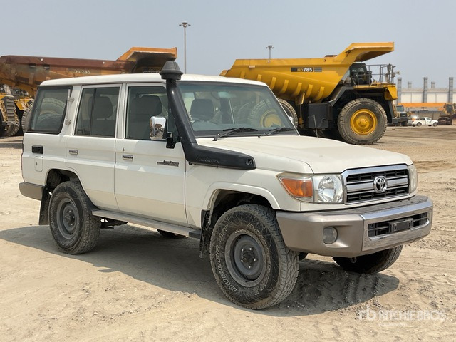 2011 Toyota Land Cruiser LX 76R 4x4 SUV - Mobil SUV: gambar 2 2011 Toyota Land Cruiser LX 76R 4x4 SUV - Mobil SUV: gambar 2