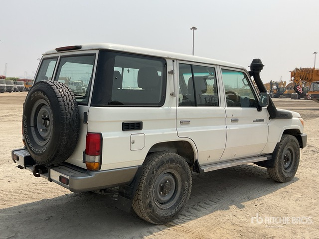 2011 Toyota Land Cruiser LX 76R 4x4 SUV - Mobil SUV: gambar 4 2011 Toyota Land Cruiser LX 76R 4x4 SUV - Mobil SUV: gambar 4