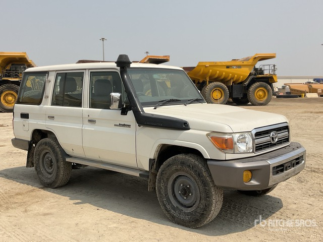 2011 Toyota Land Cruiser LX 76R 4x4 SUV - Mobil SUV: gambar 2 2011 Toyota Land Cruiser LX 76R 4x4 SUV - Mobil SUV: gambar 2