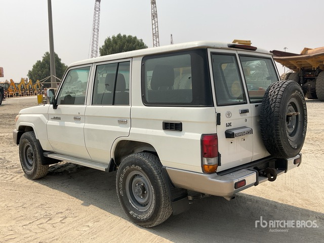 2011 Toyota Land Cruiser LX 76R 4x4 SUV - Mobil SUV: gambar 4 2011 Toyota Land Cruiser LX 76R 4x4 SUV - Mobil SUV: gambar 4