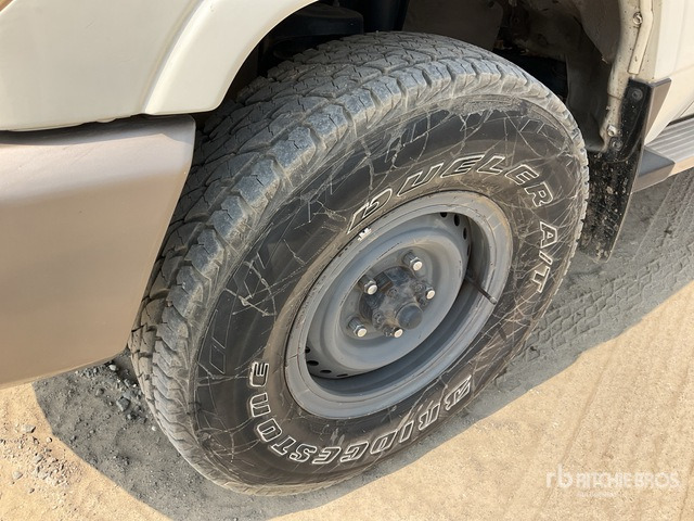 2011 Toyota Land Cruiser LX 76R 4x4 SUV - Mobil SUV: gambar 5 2011 Toyota Land Cruiser LX 76R 4x4 SUV - Mobil SUV: gambar 5