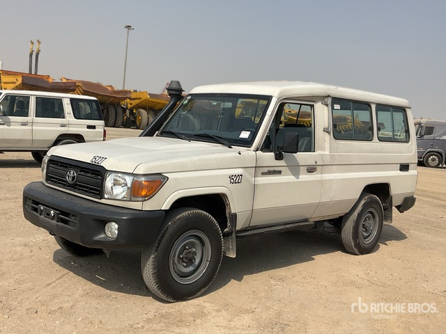 2013 Toyota Land Cruiser 78L 4x4 SUV - Mobil SUV: gambar 2 2013 Toyota Land Cruiser 78L 4x4 SUV - Mobil SUV: gambar 2