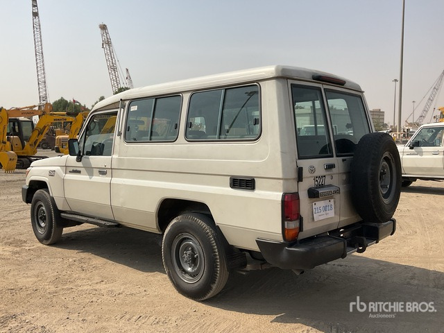 2013 Toyota Land Cruiser 78L 4x4 SUV - Mobil SUV: gambar 4 2013 Toyota Land Cruiser 78L 4x4 SUV - Mobil SUV: gambar 4