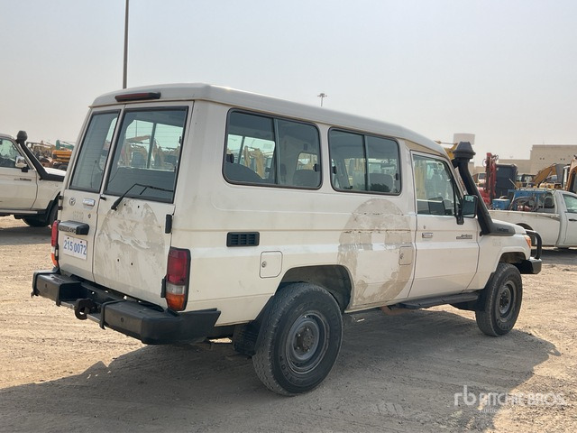 2014 Toyota Land Cruiser 78L 4x4 SUV - Mobil SUV: gambar 3 2014 Toyota Land Cruiser 78L 4x4 SUV - Mobil SUV: gambar 3