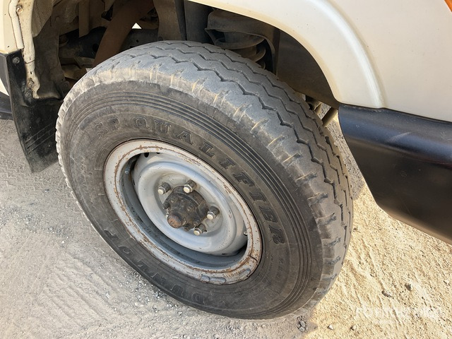2014 Toyota Land Cruiser 78L 4x4 SUV - Mobil SUV: gambar 5 2014 Toyota Land Cruiser 78L 4x4 SUV - Mobil SUV: gambar 5