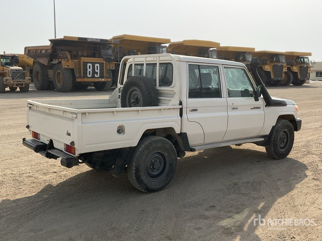 2016 Toyota Land Cruiser 79L 4x4 Crew Cab Pickup - Truk pikap: gambar 4 2016 Toyota Land Cruiser 79L 4x4 Crew Cab Pickup - Truk pikap: gambar 4