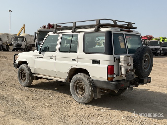 2018 Toyota Land Cruiser 76L 4x4 SUV - Mobil SUV: gambar 3 2018 Toyota Land Cruiser 76L 4x4 SUV - Mobil SUV: gambar 3