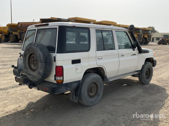 2018 Toyota Land Cruiser 76L 4x4 SUV - Mobil SUV: gambar 3 2018 Toyota Land Cruiser 76L 4x4 SUV - Mobil SUV: gambar 3