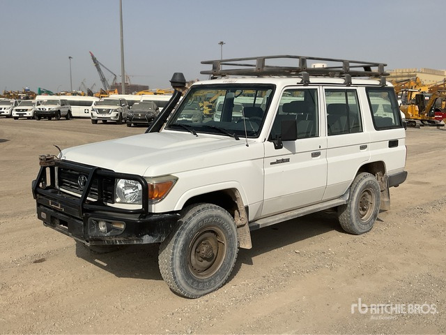 2018 Toyota Land Cruiser 76L 4x4 SUV - Mobil SUV: gambar 2 2018 Toyota Land Cruiser 76L 4x4 SUV - Mobil SUV: gambar 2