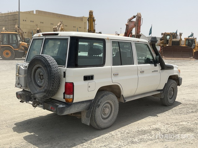 2018 Toyota Land Cruiser 76L 4x4 SUV - Mobil SUV: gambar 3 2018 Toyota Land Cruiser 76L 4x4 SUV - Mobil SUV: gambar 3