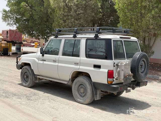 2018 Toyota Land Cruiser 76L 4x4 SUV - Mobil SUV: gambar 3 2018 Toyota Land Cruiser 76L 4x4 SUV - Mobil SUV: gambar 3