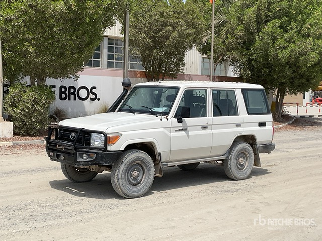 2019 Toyota Land Cruiser 76L 4x4 SUV - Mobil SUV: gambar 1 2019 Toyota Land Cruiser 76L 4x4 SUV - Mobil SUV: gambar 1