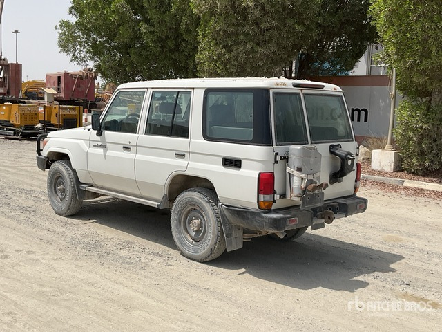 2019 Toyota Land Cruiser 76L 4x4 SUV - Mobil SUV: gambar 3 2019 Toyota Land Cruiser 76L 4x4 SUV - Mobil SUV: gambar 3