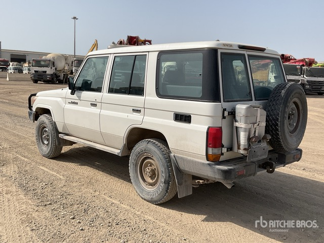 2019 Toyota Land Cruiser 76L 4x4 SUV - Mobil SUV: gambar 3 2019 Toyota Land Cruiser 76L 4x4 SUV - Mobil SUV: gambar 3