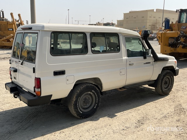 2019 Toyota Land Cruiser 78L 4x4 SUV - Mobil SUV: gambar 5 2019 Toyota Land Cruiser 78L 4x4 SUV - Mobil SUV: gambar 5