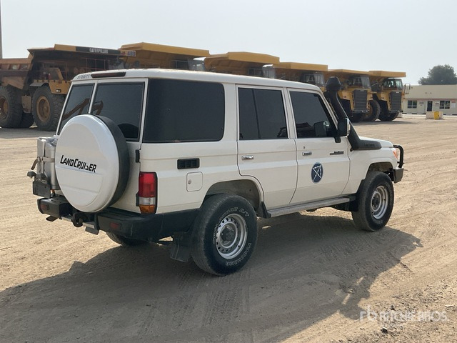 2021 Toyota Land Cruiser 76L 4x4 SUV - Mobil SUV: gambar 4 2021 Toyota Land Cruiser 76L 4x4 SUV - Mobil SUV: gambar 4
