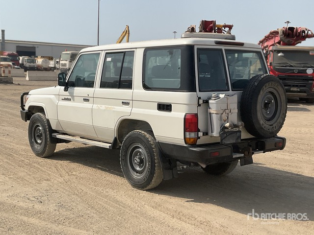 2021 Toyota Land Cruiser 76L 4x4 SUV - Mobil SUV: gambar 3 2021 Toyota Land Cruiser 76L 4x4 SUV - Mobil SUV: gambar 3
