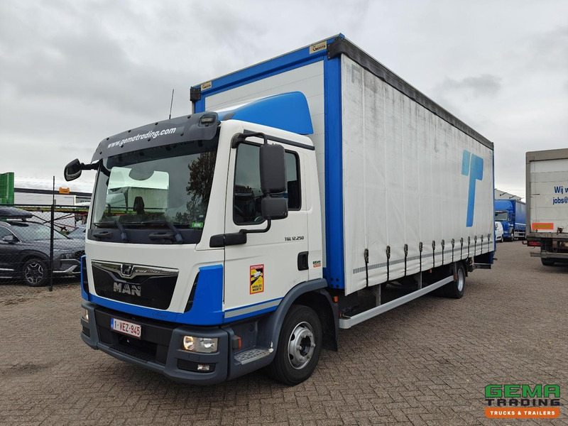 MAN TGL 12.250 4x2 Dagcab Euro6 - 12T - Schuifzeilenbak 7.7m + Laadklep 1500kg - 3 Zitplaatsen - 125.000km! - Truk dengan terpal samping: gambar 1 MAN TGL 12.250 4x2 Dagcab Euro6 - 12T - Schuifzeilenbak 7.7m + Laadklep 1500kg - 3 Zitplaatsen - 125.000km! - Truk dengan terpal samping: gambar 1
