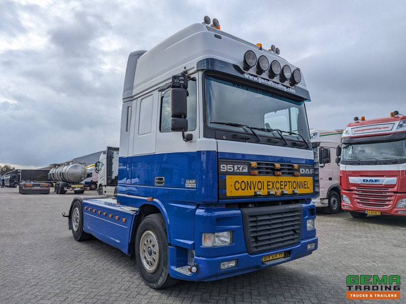 DAF 95XF.480 4x2 Superspacecab Euro3 - Handgeschakeld - Limited Edition Interieur - Side Skirts - Luchthoorns - Tractor head: gambar 2 DAF 95XF.480 4x2 Superspacecab Euro3 - Handgeschakeld - Limited Edition Interieur - Side Skirts - Luchthoorns - Tractor head: gambar 2
