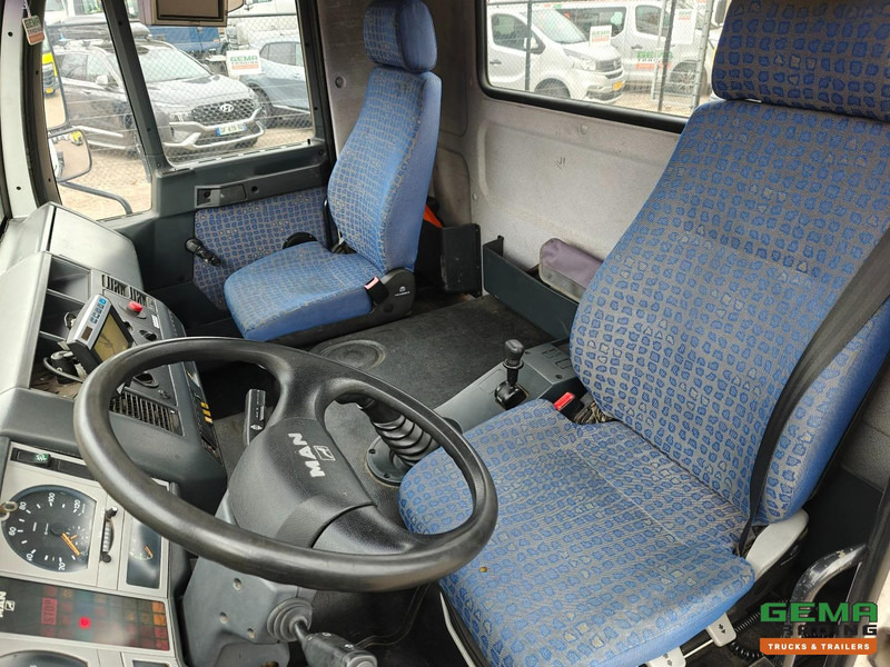 MAN LE 10.220 4x2 Dagcabine Euro3 - Handgeschakeld - Analoge Tachograaf - 195.000km - Tractor head: gambar 5 MAN LE 10.220 4x2 Dagcabine Euro3 - Handgeschakeld - Analoge Tachograaf - 195.000km - Tractor head: gambar 5
