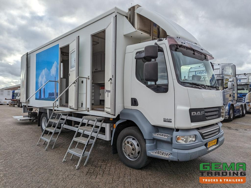 DAF FA LF55.180 4x2 Daycab 15T Euro4 Mobile Office / Camper / Workshop - Manual - Airco - Dhollandia Laadklep 1500KG - 150.000KM (V690) - Truk: gambar 1 DAF FA LF55.180 4x2 Daycab 15T Euro4 Mobile Office / Camper / Workshop - Manual - Airco - Dhollandia Laadklep 1500KG - 150.000KM (V690) - Truk: gambar 1