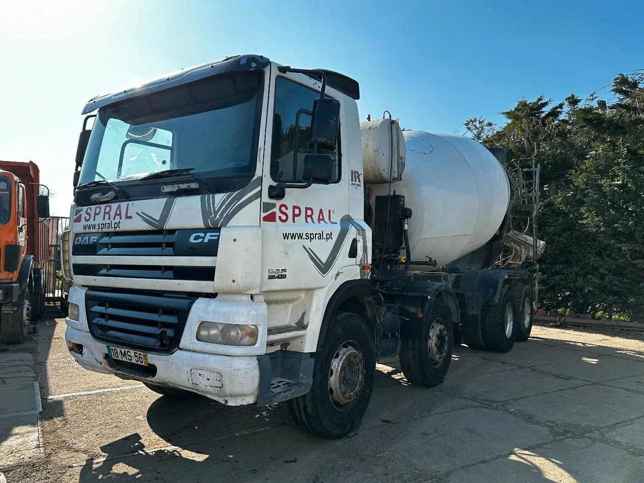 DAF CF 85.430 8X4 9m3 Mixer Spring/Spring ZF Manual - Truk pengaduk beton: gambar 2 DAF CF 85.430 8X4 9m3 Mixer Spring/Spring ZF Manual - Truk pengaduk beton: gambar 2
