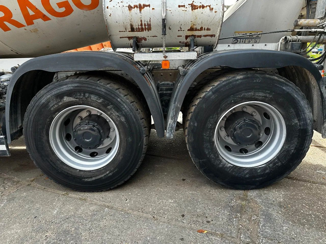 MAN TGA 35.360 8X4 CIFA Beton Mixer Spring/Spring ZF - Truk pengaduk beton: gambar 5 MAN TGA 35.360 8X4 CIFA Beton Mixer Spring/Spring ZF - Truk pengaduk beton: gambar 5