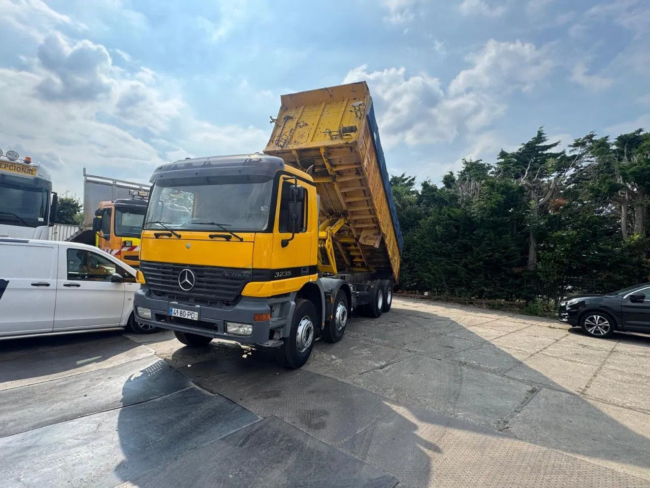 Mercedes-Benz Actros 3235 V6 8X4 Tipper Spring/Spring Manual G - Truk jungkit: gambar 2 Mercedes-Benz Actros 3235 V6 8X4 Tipper Spring/Spring Manual G - Truk jungkit: gambar 2